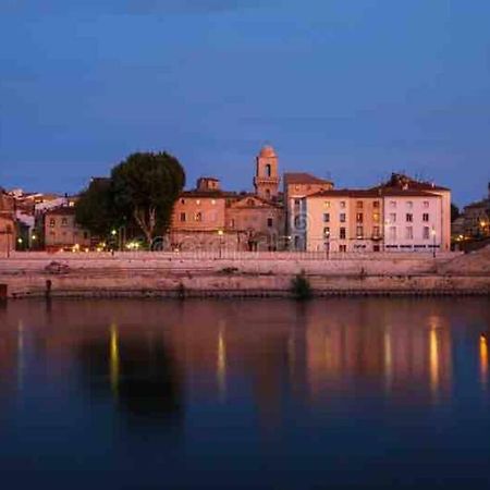Appartement A Pied Du Centre Avec Place De Parking Arlés Exterior foto
